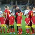 30. kolejki T-Mobile Ekstraklasy: Korona Kielce - Lechia Gdańsk. Przywitanie się zawodników obu drużyn / Kamil Król / Radio Kielce