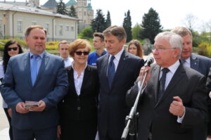 30.04.2015 Konferencja wicemarszałka Sejmu Marka Kuchcińskiego na placu Artystów w Kielcach / Kamil Król / Radio Kielce