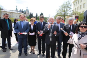 30.04.2015 Konferencja wicemarszałka Sejmu Marka Kuchcińskiego na placu Artystów w Kielcach / Kamil Król / Radio Kielce