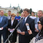 30.04.2015 Konferencja wicemarszałka Sejmu Marka Kuchcińskiego na placu Artystów w Kielcach / Kamil Król / Radio Kielce