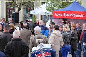 30.04.2015 Konferencja wicemarszałka Sejmu Marka Kuchcińskiego na placu Artystów w Kielcach / Kamil Król / Radio Kielce