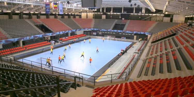 Trening piłkarzy ręcznych Vive Tauronu Kielce w hali Jane Sandanski Arena w Skopje. Hala w stolicy Macedonii może pomieścić 6.5 tysiąca widzów / Kamil Król / Radio Kielce