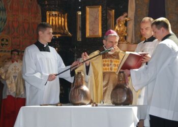 Msza krzyżma w Bazylice Katedralnej w Sandomierzu. / ks. Tomasz Lis / Kuria Diecezjalna w Sandomierzu