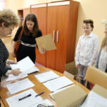 1.4.2015 Kielce. Sprawdzian szóstoklasisty w Szkole Podstawowej nr 19. Zdawanie arkuszy egzaminacyjnych po pierwszej części sprawdzianu. / Wojciech Habdas / Radio Kielce