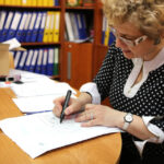 1.4.2015 Kielce. Sprawdzian szóstoklasisty w Szkole Podstawowej nr 19. Zdawanie arkuszy egzaminacyjnych po pierwszej części sprawdzianu. / Radio Kielce