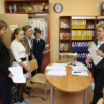 1.4.2015 Kielce. Sprawdzian szóstoklasisty w Szkole Podstawowej nr 19. Zdawanie arkuszy egzaminacyjnych po pierwszej części sprawdzianu. / Wojciech Habdas / Radio Kielce