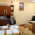 1.4.2015 Kielce. Sprawdzian szóstoklasisty w Szkole Podstawowej nr 19. Zdawanie arkuszy egzaminacyjnych po pierwszej części sprawdzianu. / Wojciech Habdas / Radio Kielce