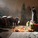 2.4.2015 Kielce. 10 rocznica śmierci Jana Pawła II. Ponad 100 osób spotkało się na pl. Jana Pawła II przed Bazyliką Katedralną w Kielcach. / Wojciech Habdas / Radio Kielce