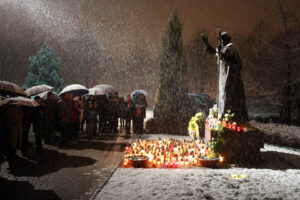 2.4.2015 Kielce. 10 rocznica śmierci Jana Pawła II. Ponad 100 osób spotkało się na pl. Jana Pawła II przed Bazyliką Katedralną w Kielcach. / Wojciech Habdas / Radio Kielce