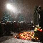 2.4.2015 Kielce. 10 rocznica śmierci Jana Pawła II. Ponad 100 osób spotkało się na pl. Jana Pawła II przed Bazyliką Katedralną w Kielcach. / Wojciech Habdas / Radio Kielce