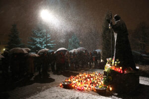 2.4.2015 Kielce. 10 rocznica śmierci Jana Pawła II. Ponad 100 osób spotkało się na pl. Jana Pawła II przed Bazyliką Katedralną w Kielcach. / Wojciech Habdas / Radio Kielce