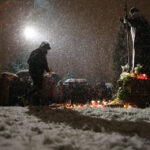 2.4.2015 Kielce. 10 rocznica śmierci Jana Pawła II. Ponad 100 osób spotkało się na pl. Jana Pawła II przed Bazyliką Katedralną w Kielcach. / Wojciech Habdas / Radio Kielce