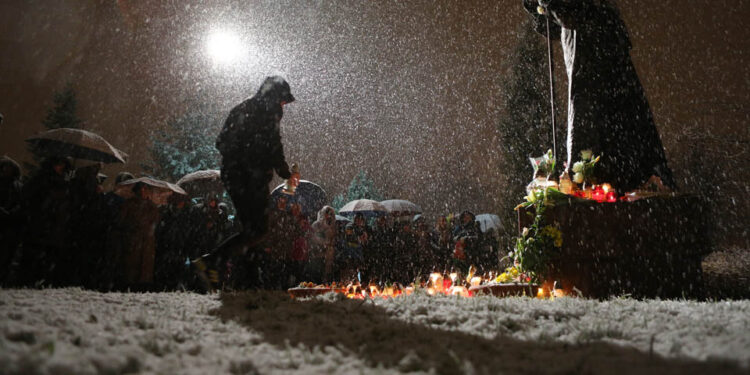 2.4.2015 Kielce. 10 rocznica śmierci Jana Pawła II. Ponad 100 osób spotkało się na pl. Jana Pawła II przed Bazyliką Katedralną w Kielcach. / Wojciech Habdas / Radio Kielce