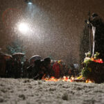 2.4.2015 Kielce. 10 rocznica śmierci Jana Pawła II. Ponad 100 osób spotkało się na pl. Jana Pawła II przed Bazyliką Katedralną w Kielcach. / Wojciech Habdas / Radio Kielce