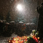 2.4.2015 Kielce. 10 rocznica śmierci Jana Pawła II. Ponad 100 osób spotkało się na pl. Jana Pawła II przed Bazyliką Katedralną w Kielcach. / Wojciech Habdas / Radio Kielce