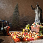 2.4.2015 Kielce. 10 rocznica śmierci Jana Pawła II. Ponad 100 osób spotkało się na pl. Jana Pawła II przed Bazyliką Katedralną w Kielcach. / Wojciech Habdas / Radio Kielce