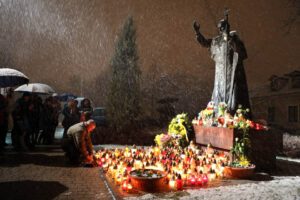 2.4.2015 Kielce. 10 rocznica śmierci Jana Pawła II. Ponad 100 osób spotkało się na pl. Jana Pawła II przed Bazyliką Katedralną w Kielcach. / Wojciech Habdas / Radio Kielce