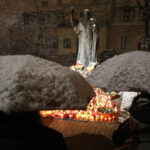 2.4.2015 Kielce. 10 rocznica śmierci Jana Pawła II. Ponad 100 osób spotkało się na pl. Jana Pawła II przed Bazyliką Katedralną w Kielcach. / Wojciech Habdas / Radio Kielce