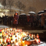 2.4.2015 Kielce. 10 rocznica śmierci Jana Pawła II. Ponad 100 osób spotkało się na pl. Jana Pawła II przed Bazyliką Katedralną w Kielcach. / Wojciech Habdas / Radio Kielce