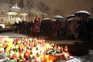 2.4.2015 Kielce. 10 rocznica śmierci Jana Pawła II. Ponad 100 osób spotkało się na pl. Jana Pawła II przed Bazyliką Katedralną w Kielcach. / Wojciech Habdas / Radio Kielce