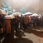 2.4.2015 Kielce. 10 rocznica śmierci Jana Pawła II. Ponad 100 osób spotkało się na pl. Jana Pawła II przed Bazyliką Katedralną w Kielcach. / Wojciech Habdas / Radio Kielce