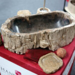 10.4.2015 Kielce. Targi "Dom i ogród". Stoisko Hansa Stone oferującej umywalki z kamienia. / Wojciech Habdas / Radio Kielce