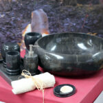 10.4.2015 Kielce. Targi "Dom i ogród". Stoisko Hansa Stone oferującej umywalki z kamienia. / Wojciech Habdas / Radio Kielce