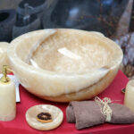 10.4.2015 Kielce. Targi "Dom i ogród". Stoisko Hansa Stone oferującej umywalki z kamienia. / Wojciech Habdas / Radio Kielce