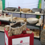 10.4.2015 Kielce. Targi "Dom i ogród". Stoisko Hansa Stone oferującej umywalki z kamienia. / Wojciech Habdas / Radio Kielce