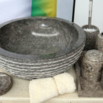 10.4.2015 Kielce. Targi "Dom i ogród". Stoisko Hansa Stone oferującej umywalki z kamienia. / Wojciech Habdas / Radio Kielce