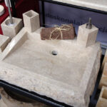 10.4.2015 Kielce. Targi "Dom i ogród". Stoisko Hansa Stone oferującej umywalki z kamienia. / Wojciech Habdas / Radio Kielce