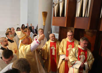 12.4.2015 Kielce. Kościół Miłosierdzia Bożego. Uroczyste poświęcenie nowych, 40-głosowych organów. Data nie jest przypadkowa, ponieważ tego dnia przypada święto Miłosierdzia Bożego. / Wojciech Habdas / Radio Kielce