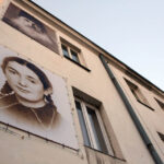 22.4.2015 Kielce. W kamienicy  przy Planty 9 zorganizowana została wystawa fotografii Żydów polskich pt.„I ciągle widzę ich twarze” / Wojciech Habdas / Radio Kielce