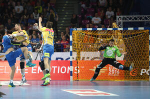 26.4.2015 Kielce. Puchar Polski dla Vive Tauron Kielce. W meczu finałowym kielczanie pokonali na warszawskim Torwarze Orlen Wisłę Płock 26:23 (11:9). / Wojciech Habdas / Radio Kielce