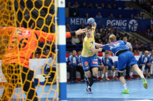 26.4.2015 Kielce. Puchar Polski dla Vive Tauron Kielce. W meczu finałowym kielczanie pokonali na warszawskim Torwarze Orlen Wisłę Płock 26:23 (11:9). / Wojciech Habdas / Radio Kielce