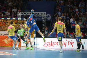 26.4.2015 Kielce. Puchar Polski dla Vive Tauron Kielce. W meczu finałowym kielczanie pokonali na warszawskim Torwarze Orlen Wisłę Płock 26:23 (11:9). / Wojciech Habdas / Radio Kielce