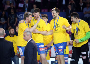 26.4.2015 Kielce. Puchar Polski dla Vive Tauron Kielce. Wręczenie medali. / Wojciech Habdas / Radio Kielce