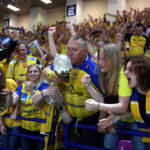 26.4.2015 Kielce. Puchar Polski dla Vive Tauron Kielce. Radość na trybunach. / Wojciech Habdas / Radio Kielce