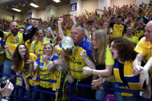 26.4.2015 Kielce. Puchar Polski dla Vive Tauron Kielce. Radość na trybunach. / Wojciech Habdas / Radio Kielce