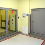 29.4.2015 Kielce. SOR przy Szpitalu Wojewódzkim w Kielcach. To tu trafiają nietrzeźwi pacjenci. Sala Dekontaminacji. / Wojciech Habdas / Radio Kielce