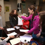 29.4.2015 Kielce. Europejska Gra Miejska. Uczestnicy Gry poruszali się po mieście, szukając wyznaczonych punktów kontrolnych, gdzie wykonywali różnorodne zadania z zakresu wiedzy o Unii Europejskiej. / Wojciech Habdas / Radio Kielce