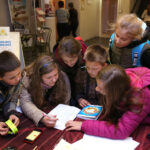 29.4.2015 Kielce. Europejska Gra Miejska. Uczestnicy Gry poruszali się po mieście, szukając wyznaczonych punktów kontrolnych, gdzie wykonywali różnorodne zadania z zakresu wiedzy o Unii Europejskiej. / Wojciech Habdas / Radio Kielce