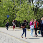 29.4.2015 Kielce. Europejska Gra Miejska. Uczestnicy Gry poruszali się po mieście, szukając wyznaczonych punktów kontrolnych, gdzie wykonywali różnorodne zadania z zakresu wiedzy o Unii Europejskiej. / Wojciech Habdas / Radio Kielce