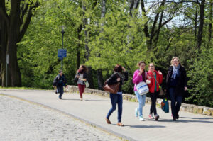 29.4.2015 Kielce. Europejska Gra Miejska. Uczestnicy Gry poruszali się po mieście, szukając wyznaczonych punktów kontrolnych, gdzie wykonywali różnorodne zadania z zakresu wiedzy o Unii Europejskiej. / Wojciech Habdas / Radio Kielce