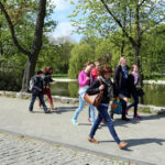 29.4.2015 Kielce. Europejska Gra Miejska. Uczestnicy Gry poruszali się po mieście, szukając wyznaczonych punktów kontrolnych, gdzie wykonywali różnorodne zadania z zakresu wiedzy o Unii Europejskiej. / Wojciech Habdas / Radio Kielce