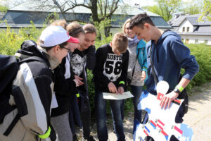 29.4.2015 Kielce. Europejska Gra Miejska. Uczestnicy Gry poruszali się po mieście, szukając wyznaczonych punktów kontrolnych, gdzie wykonywali różnorodne zadania z zakresu wiedzy o Unii Europejskiej. / Wojciech Habdas / Radio Kielce