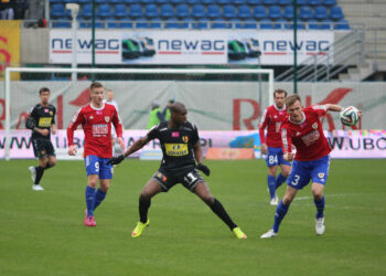 22.3.2015 Gliwice. Fragment meczu Piast Gliwice - Korona Kielce. Olivier Kapo / Wojciech Habdas / Radio Kielce