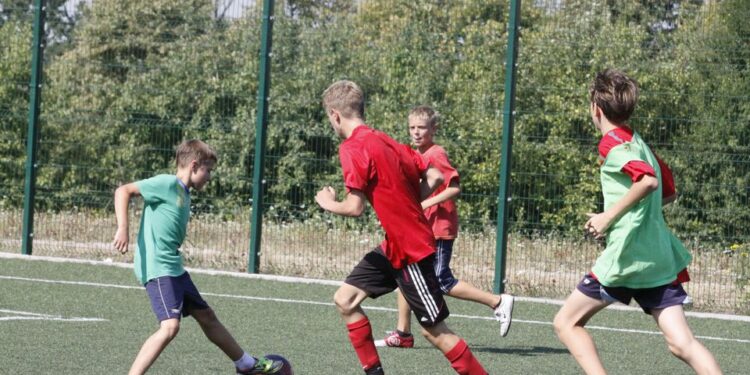 Wakacje z Futbolem 2013, mecz Orlik 27 Kielce - FC Nitro (podstawówki) / Kamil Król / Radio Kielce