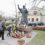 02.04.2015 Kwiaty i znicze pod pomnikiem Jana Pawła 2 w Kielcach / Stanisław Blinstrub / Radio Kielce