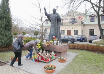 02.04.2015 Kwiaty i znicze pod pomnikiem Jana Pawła 2 w Kielcach / Stanisław Blinstrub / Radio Kielce